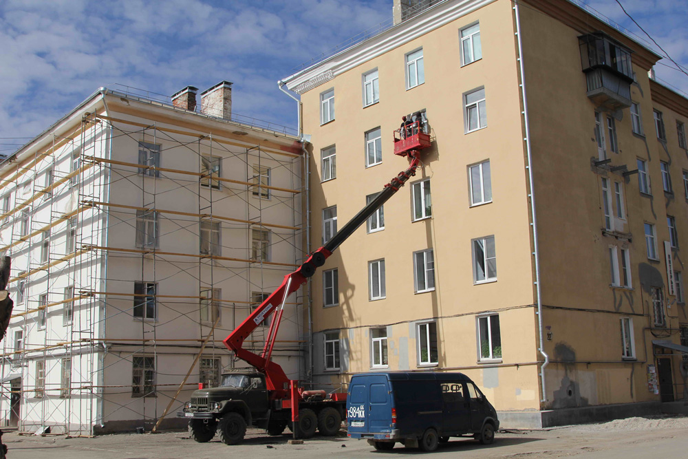 На ул. Ленина в Каменске-Уральском ремонтируют дома, которым по семьдесят лет. Всего нынче обновят 85 многоквартирников за 429 млн руб.