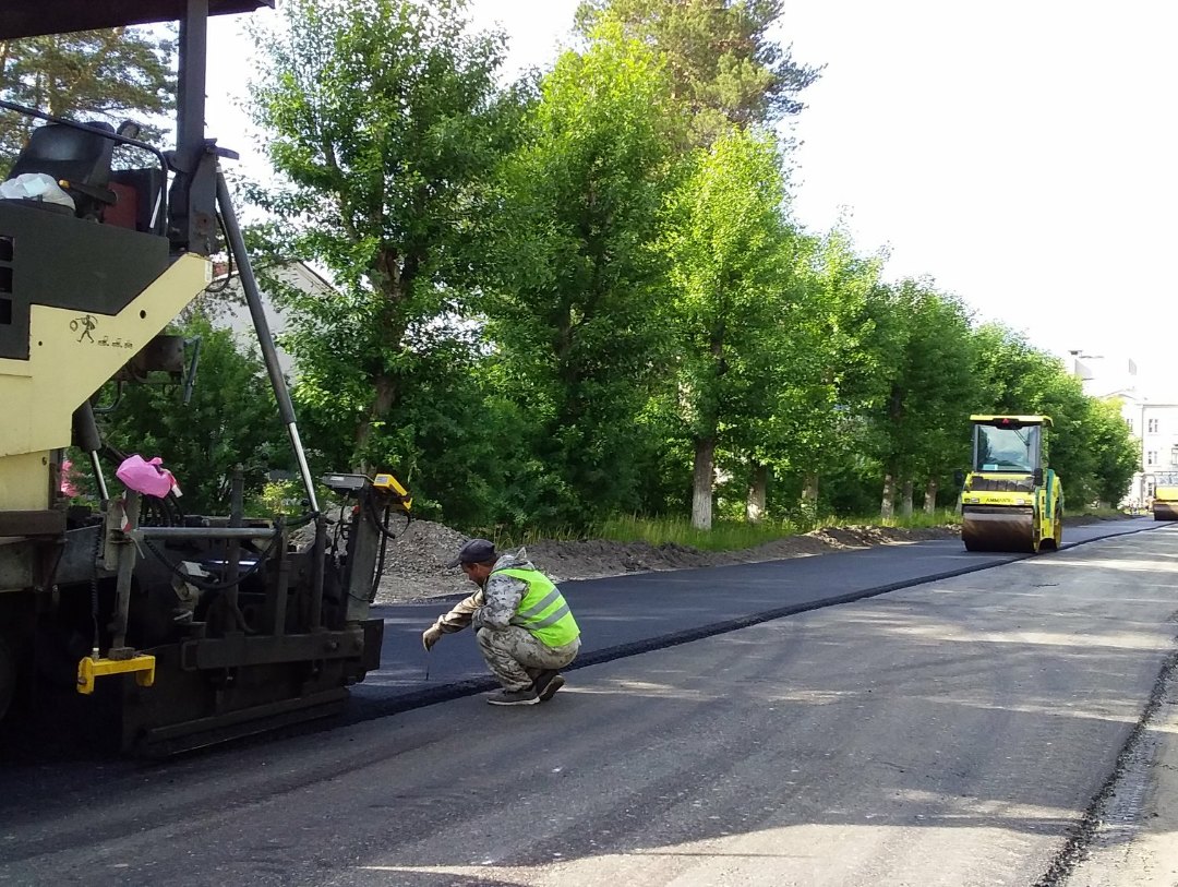Дорожники укладывали асфальт на ул. Беляева и Бажова в Каменске-Уральском, а водители норовили проехать по еще не отстоявшейся дороге Дорожники укладывали асфальт на ул. Беляева и Бажова в Каменске-Уральском, а водители норовили проехать по еще не отстоявшейся дороге