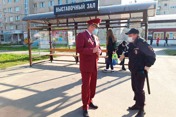 Предупреждают и штрафуют. Как прошел недавний рейд на остановке «Выставочный зал» в Каменске-Уральском, где проверяли, как люди носят маски