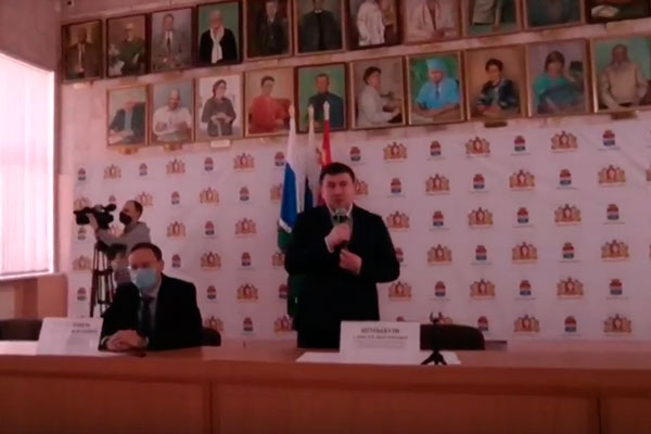 Шмыков снова в Каменске-Уральском. Слушает презентацию про умные остановки, неофициально — разыграет «шахматную партию» для чиновников