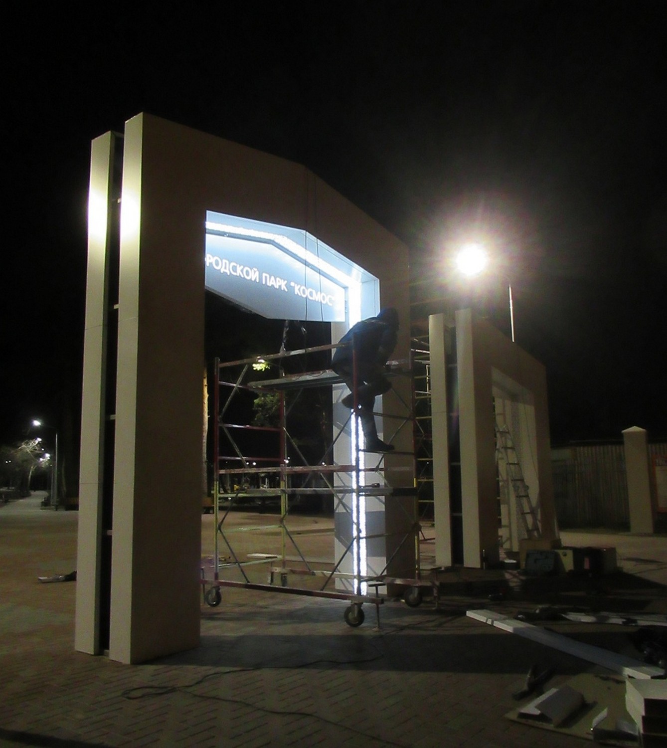 Городской парк в Каменске-Уральском почти готов к открытию: здесь уже установили арку с названием и наносят последние «штрихи»