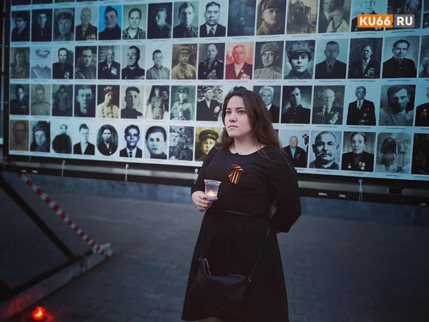 «Стена памяти» нынче собрала в Каменске-Уральском меньше народу, чем в прошлом, несмотря на оригинальный радиоспектакль