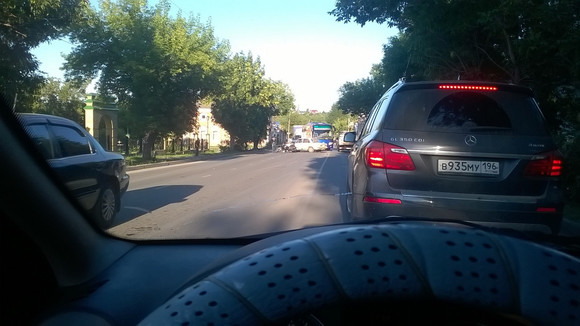 Водитель ВАЗа столкнулся с мотоциклом BMW на ул. Ленина в Каменске-Уральском – начал разворачиваться, не посмотрев по сторонам…