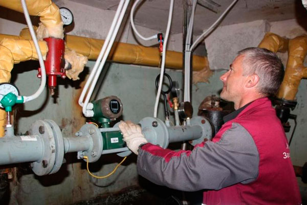 Коммунальщики в эти дни чистят трубы отопления в многоквартирных домах Каменска-Уральского – вымывают из них грязь и ржавчину