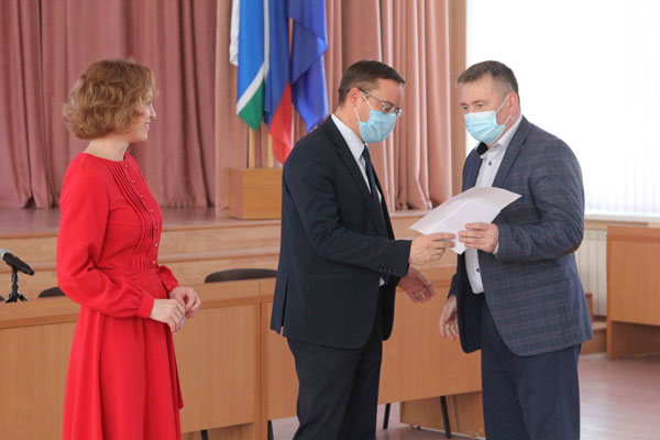 Восемь новеньких: мэр и председатель ТИК раздали удостоверения депутатам думы Каменска-Уральского. Сегодня уже первое заседание