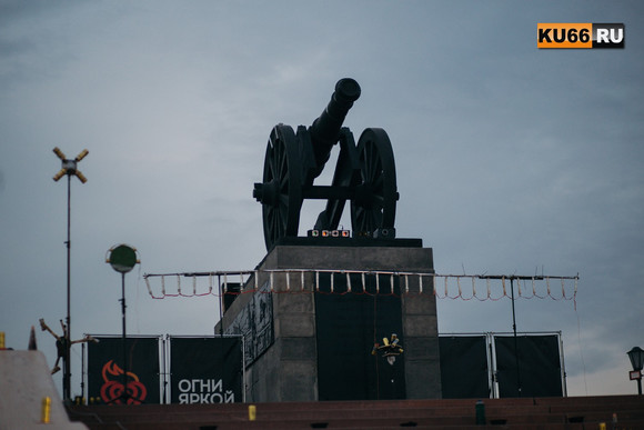 Все началось с пушечного ядра: жители Каменска отметили полувековой юбилей любимого памятника в компании ансамбля песни и пляски ЦВО