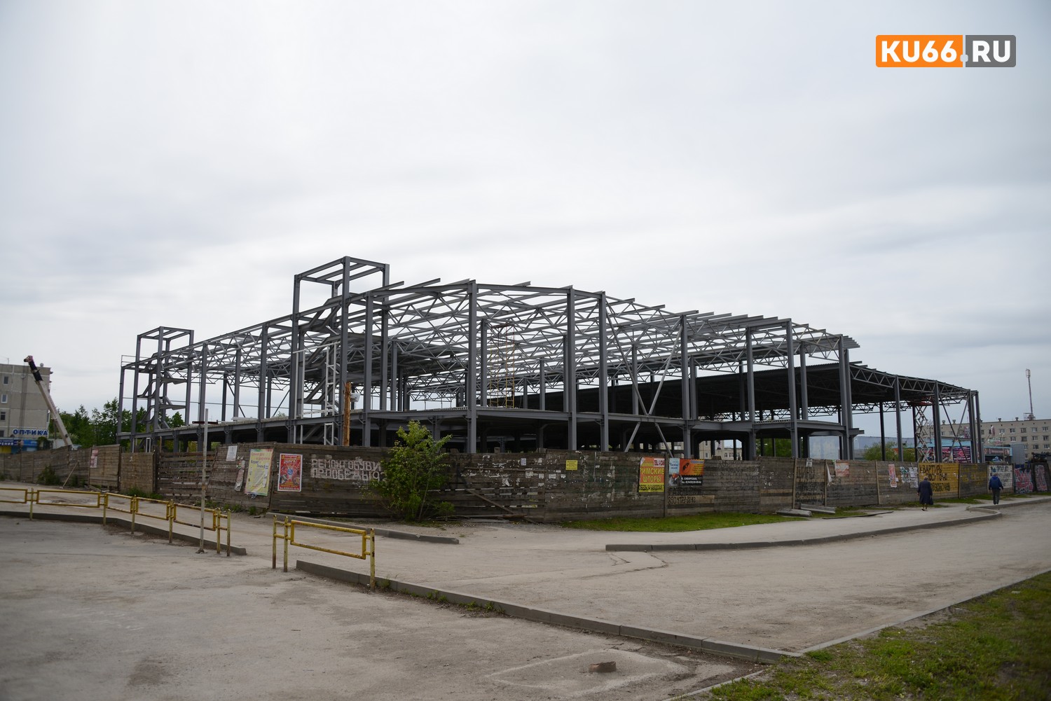 Новый торговый центр в Каменске-Уральском растет как на дрожжах: рабочие вплотную занимаются кровлей и уже начинают благоустройство... Новый торговый центр в Каменске-Уральском растет как на дрожжах: рабочие вплотную занимаются кровлей и уже начинают благоустройство...