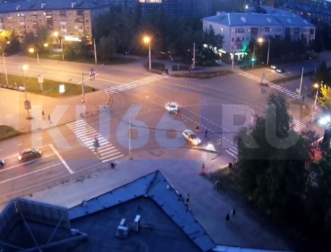 На перекрёстке в Каменске-Уральском произошло столкновение автомобилей. Видео | На уральском перекрестке произошло столкновение автомобилей