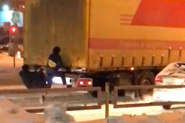 Подростки цеплялись сзади за грузовые машины на перекрестке в Каменске-Уральском, провоцируя аварии. ГИБДД: «Мы взяли ситуацию на контроль»