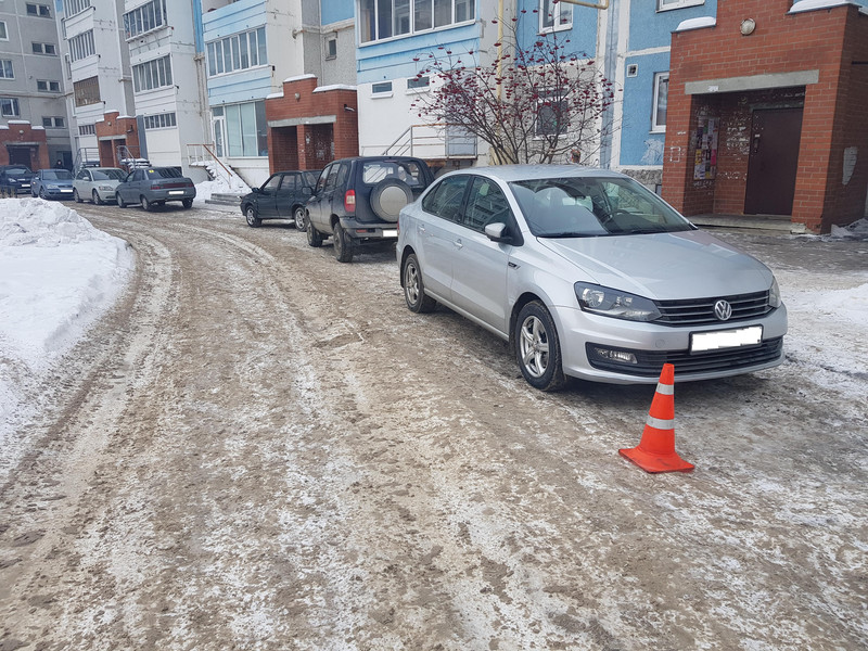 Фольксваген Поло и Пежо-307, припаркованные в разных дворах Каменска-Уральского, пострадали от действий неизвестных водителей