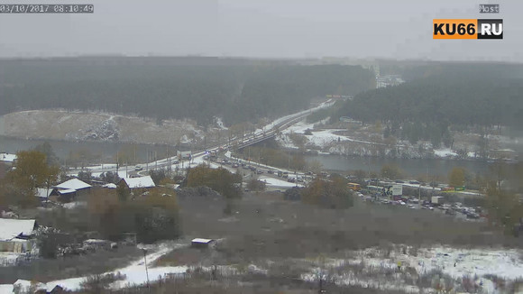 Каменск-Уральский оказался не готов к первому снегу. На Байновском мосту образовалась пробка. ФОТО