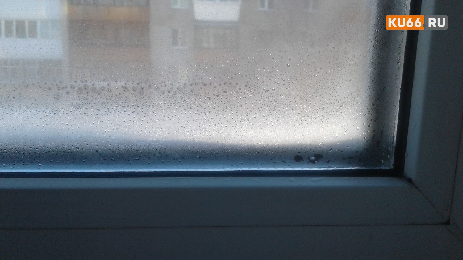 «Сорок с небольшим и запотевшие окна». В морозы батареи в квартире у жителей пос. Ленинского Каменска-Уральского чуть теплые