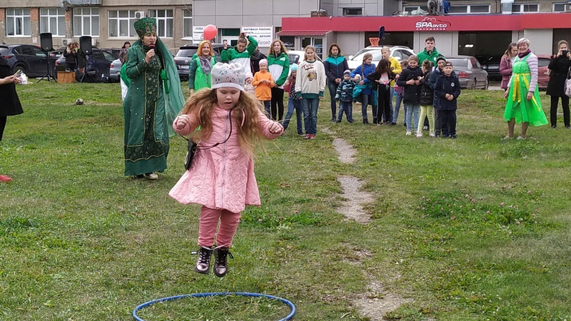 У озера «7 ключей» в Каменске-Уральском по случаю начала нового учебного года прошел праздник по мотивам сказов Бажова. Вмешался дождь...