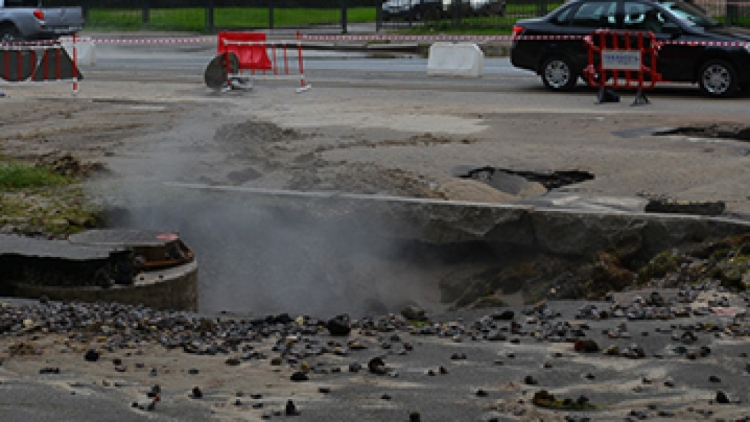 Слесарь попал в реанимацию после падения в яму с кипятком в Новосибирске...