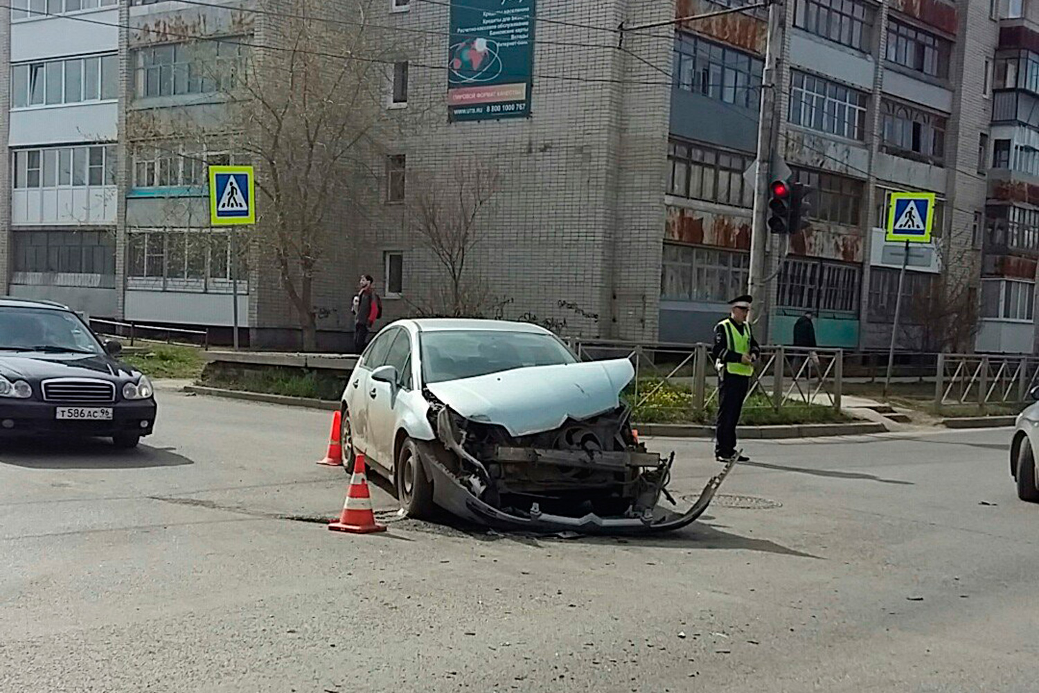 Вылетел на «красный» и поплатился: в Каменске-Уральском «француз» столкнулся с «японкой». Один из участников аварии обратился к медикам