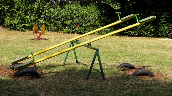 Областной арбитраж оштрафовал УК из Каменска-Уральского на 300 тыс. руб. за неисправные качели, на которых травмировалась девочка