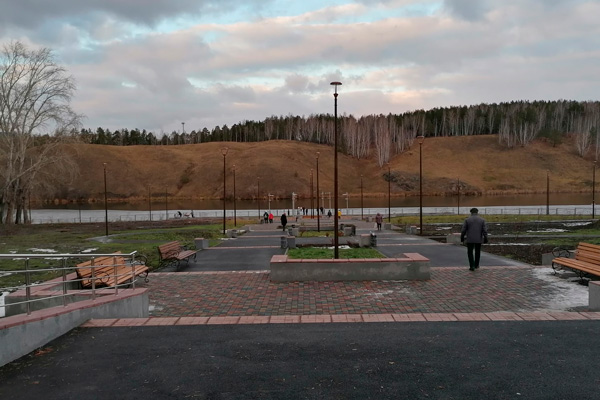 Главное, чтобы люди берегли, хотя дети уже хулиганят. Смотрите, как преобразилась территория станции «Металлист» в Каменске-Уральском! Главное, чтобы люди берегли, хотя дети уже хулиганят. Смотрите, как преобразилась территория станции «Металлист» в Каменске-Уральском!