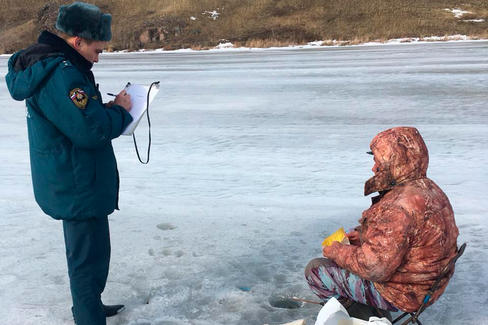 Спасатели грозили пальцем жителям в Каменске-Уральском и районе: ходить по льду уже нельзя! И обследовали русла рек...
