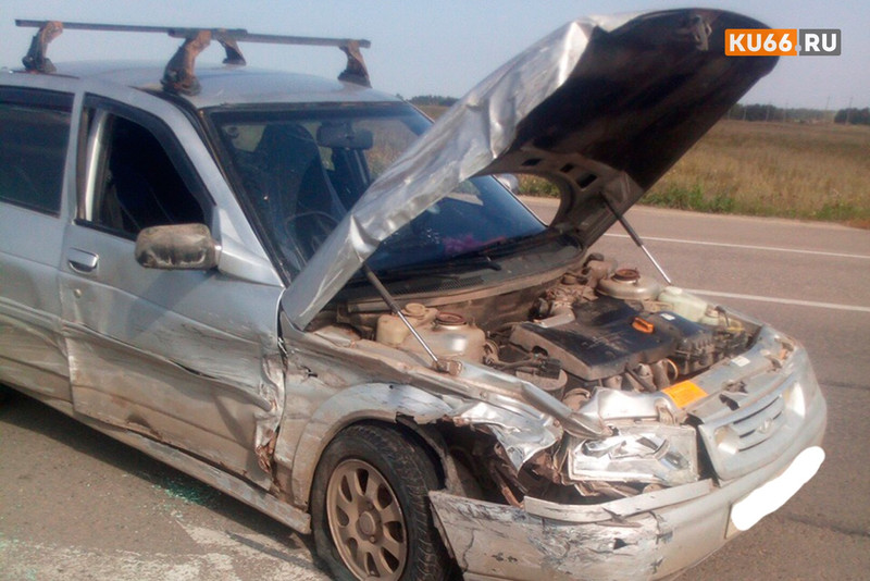 Водитель Nissan March, выезжая со второстепенной, не пропустил ВАЗ-2112 на федеральной трассе под Каменском-Уральским. Есть пострадавший