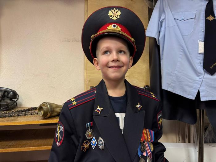Каменская полиция исполнила мечту 4-летнего мальчика в канун Нового года | 4-летнему жителю Каменска-Уральского устроили экскурсию в отдел полиции