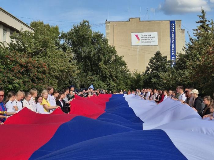 Молодые работники СинТЗ отметили День флага России с 50-метровым триколором | Синарские трубники отметили День флага России вместе с городскими властями