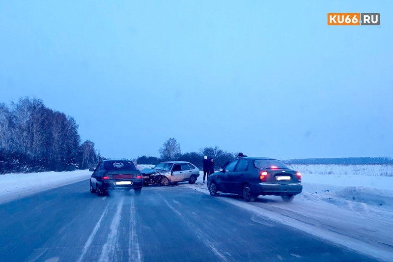 На трассе под Каменском-Уральским расхлестались два ВАЗа. Водитель-виновник неудачно совершил обгон и оказался на "встречке"