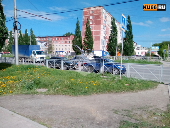 Сегодня в Каменске-Уральском водитель автомашины «ВАЗ» въехал в Hyundai. Поворачивающим направо дорогу перекрыл другой автомобиль. ВИДЕО