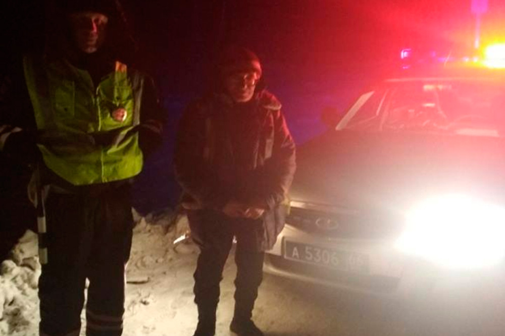 Между Екатеринбургом и Каменском-Уральским экипаж ДПС спас замерзающего путника. Пожилой мужчина уже третьи сутки шел пешком в Омск