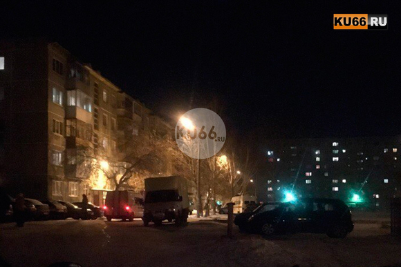 Все спецслужбы были стянуты к дому по улице Шестакова в Каменске-Уральском — семейный конфликт чуть не обернулся общегородской трагедией