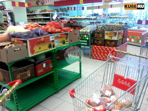 «Пятерочка» в Каменске-Уральском сегодня начала бойко продавать "просрочку", местных бабушек привлекла цена. Вмешались общественники...