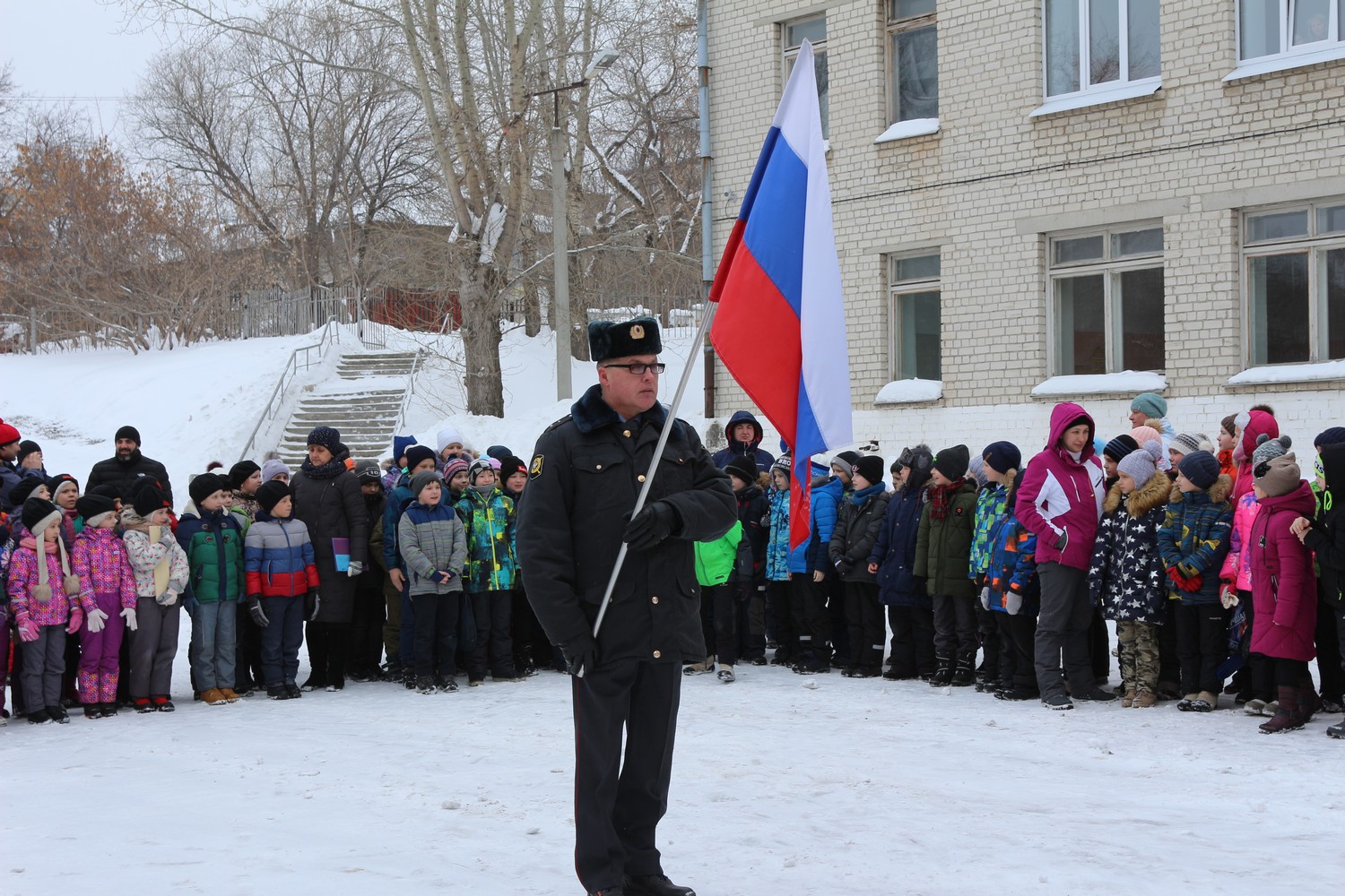 В Каменске ветераны Госавтоинспекции и те, кто служит сейчас, гостили в лицее – в канун Дня защитника Отечества здесь проходила зарница