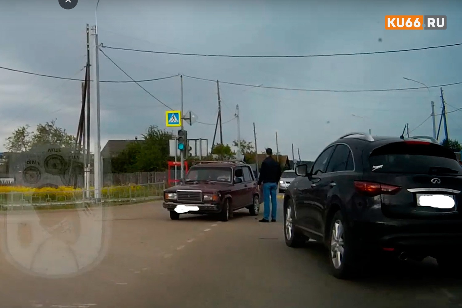 Село Покровское – место притяжения? Две аварии на трассе под Каменском: дама на Infiniti въехала в легковушку, а водитель ВАЗа – в забор