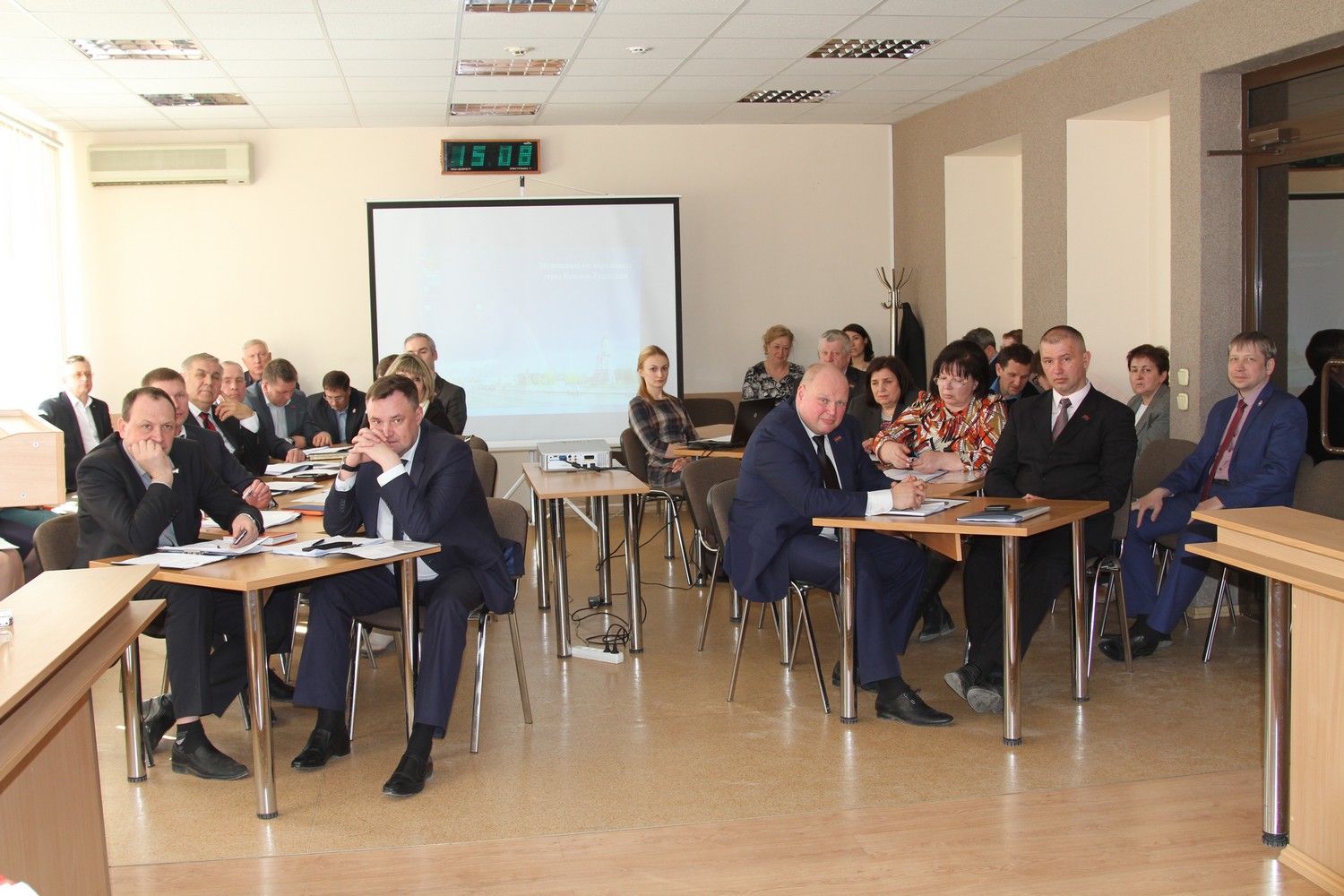 В Каменске-Уральском народ и власть взвесят все «за» и «против» пенсионной реформы. К итогу дискуссии обещали прислушаться наверху...