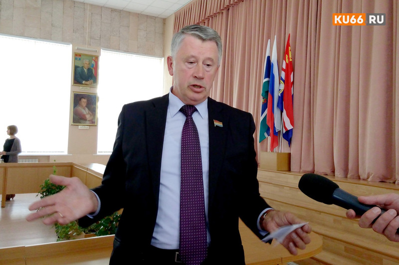 Житель Каменска-Уральского обвинил Думу в ничегонеделании и возмутился, что депутат Чебурин уехал из города по работе. Что ответил Пермяков?