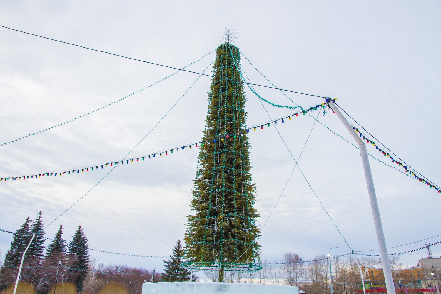 Большая скульптурная интерактивная композиция «Салют победы», танк и Катюша предстанут перед каменцами в ледовом городке в Парке трубников