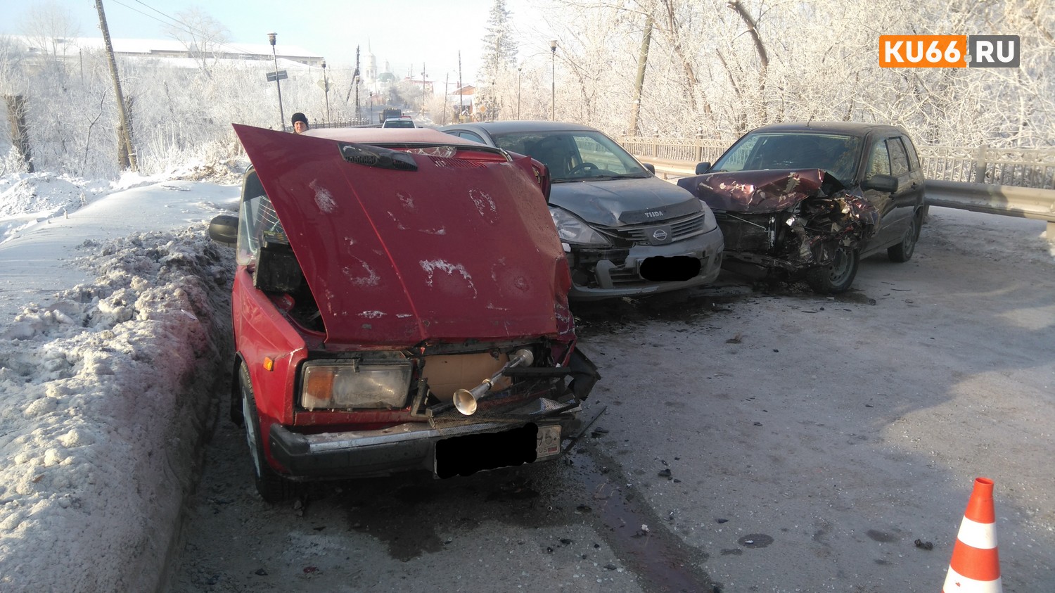 В жесткой аварии трех легковушек на ул. Ленина в Каменске-Уральском пострадали три человека — на «скорых» их увезли в горбольницу