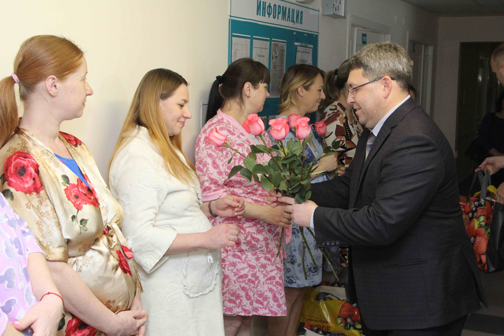 «Ваша задача — кормить, наша — детсады, больницы, школы»: в перинатальном центре Каменска-Уральского женщин поздравили с Днем матери «Ваша задача — кормить, наша — детсады, больницы, школы»: в перинатальном центре Каменска-Уральского женщин поздравили с Днем матери