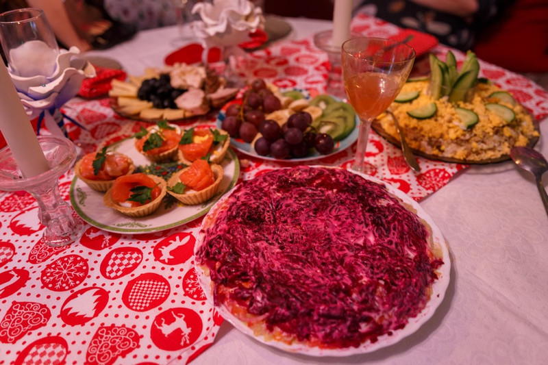 Как не переесть и не перепить в праздники: максимальная доза новогодних продуктов по версии врачей