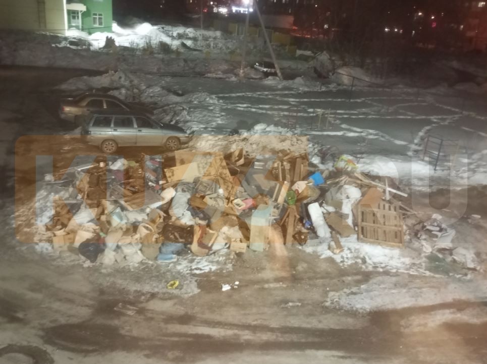 Жители Каменска-Уральского жалуются на огромную кучу мусора Жители Каменска-Уральского жалуются на огромную кучу мусора