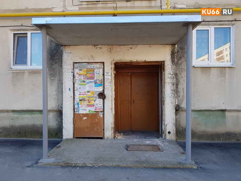 Деревянные или пластиковые? Жители многоквартирников Каменска-Уральского сами решают, какие двери в подъездах им нужны