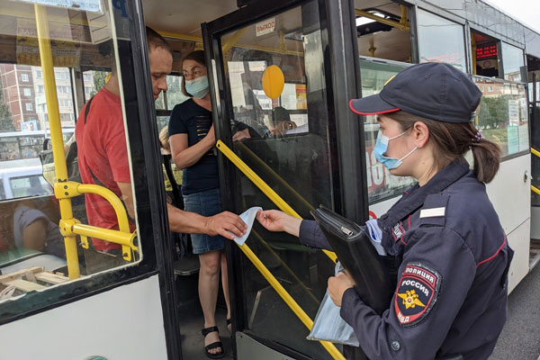 На остановке «Торговый центр» в Каменске-Уральском проверяли пассажиров автобусов — в масках ли они? На замечания люди реагировали спокойно