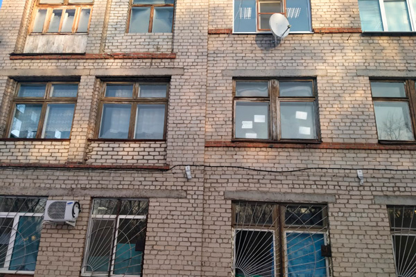 На окне ковидного госпиталя в Каменске-Уральском пациенты написали «помогите» - оказалось, это подростки, которые устали сидеть взаперти