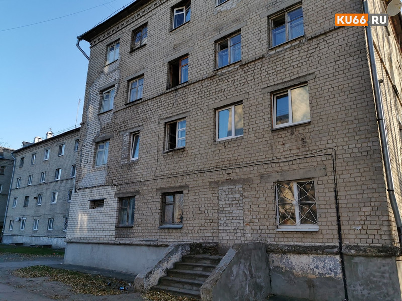 Из окна второго этажа дома по ул. Олега Кошевого в Каменске-Уральском выпал мужчина: на месте работает полиция, пострадавший в больнице