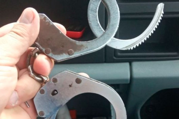 Под Калининградом пара вызвала спасателей, не сумев расстегнуть наручники