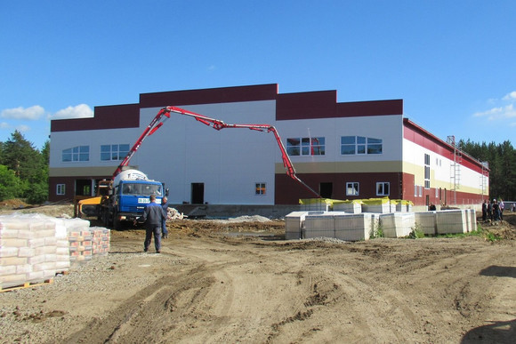 Пресс-секретарь мэрии Каменска-Уральского показала, как выглядит стройплощадка пресловутого крытого катка: бетон под арену уже уложили