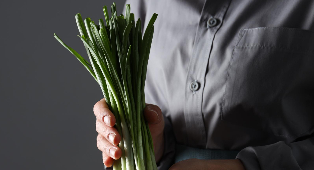 Почему у китайцев на кухне всегда висит пучок зеленого лука: не только для еды