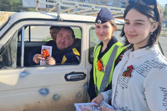 Сотрудники ГИБДД и учащиеся лицея поздравляли пешеходов, водителей и их пассажиров с предстоящим праздником Великой Победы