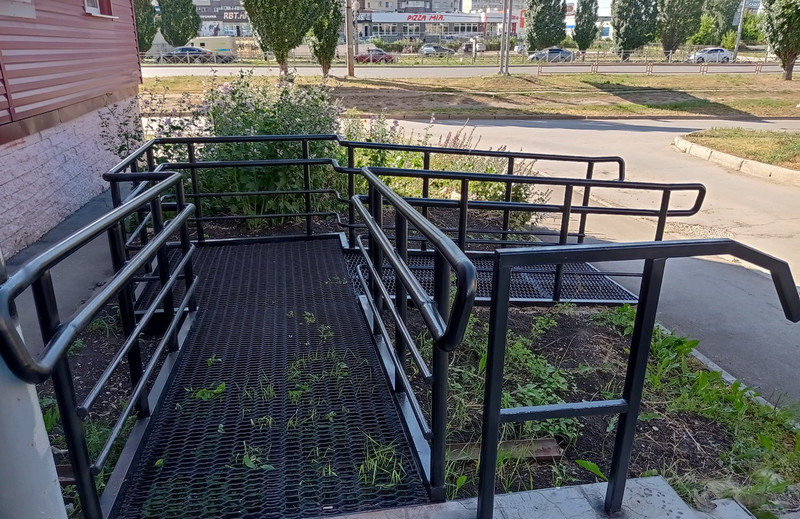 Еще шести инвалидам в многоквартирниках Каменска-Уральского стало легче жить: им оборудовали подъезды пандусами и всем необходимым