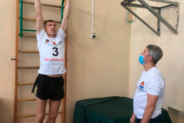 «Отцовский патруль» по-каменски: местные семьи в рамках одноименного фестиваля сдавали нормы ГТО. Папы «трудились» вместе с сыновьями!