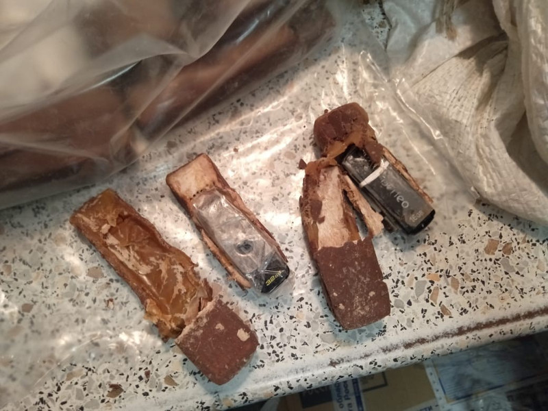 В посылке, которая предназначалась заключенным в колонии Каменска-Уральского, нашли флешки. Их замаскировали в коробке конфет